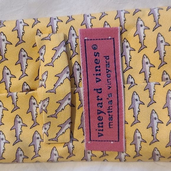 Vineyard Vines shark tie - Picture 3 of 4